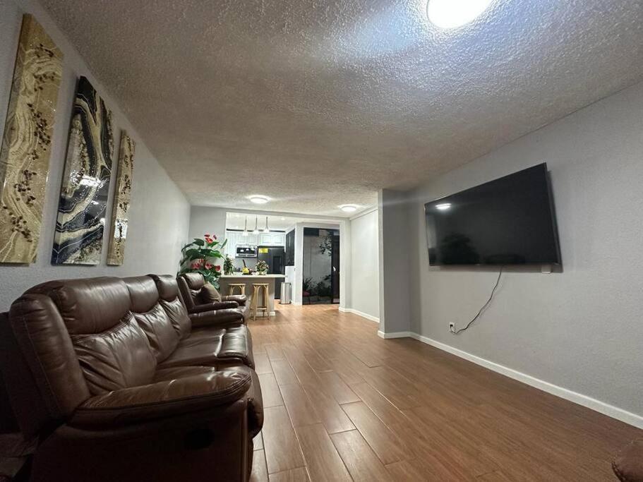 Residencia Preciosa De 2 Planta Villa ซานซัลวาดอร์ ภายนอก รูปภาพ